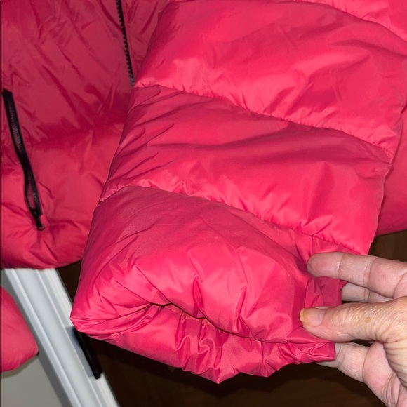 Old Navy Women's Hot Pink/Red Puffer Jacket - Picture 9 of 11